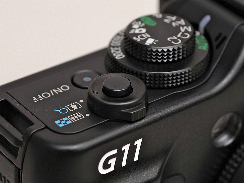 <b>PowerShot G11のシャッターボタンは直径が小さめだ</b>