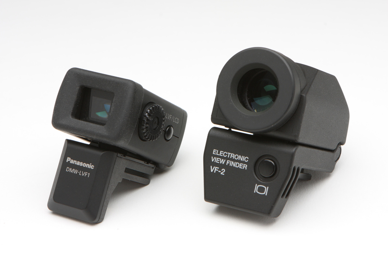 <b>左がGF1のEVF、DMW-LVF1、右がE-P2のEVF、VF-2。アイピースの大きいVF-2は覗きやすいうえに表示される画像は大きく、高精細でコントラストも高い</b>