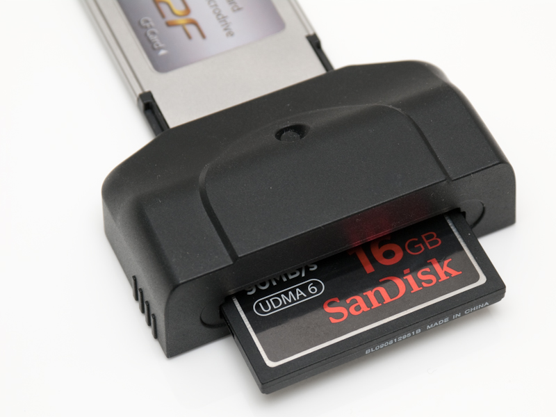 <b>メモリーカードスロットにCFを挿入したところ</b>