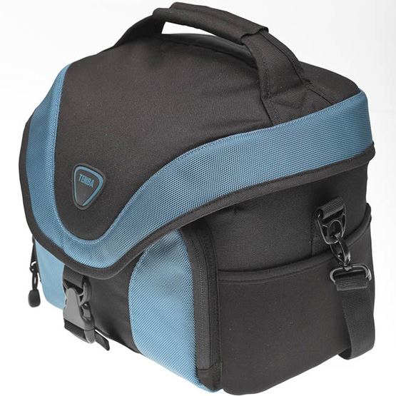 <b>側面にネオプレン素材のポケットを備える</b>