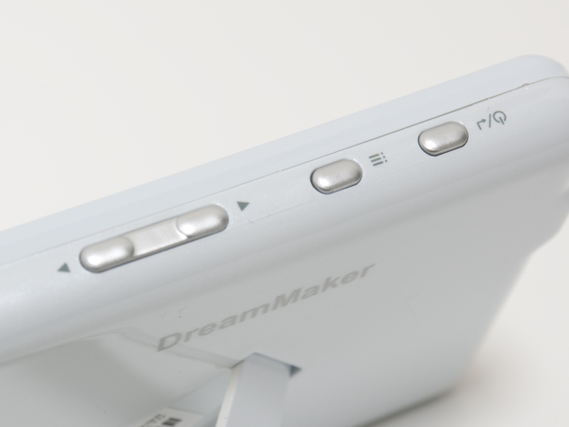 <b>操作ボタンは全部で4つ。左から左右カーソル、決定（メニュー）ボタン、主電源（戻る）ボタン</b>