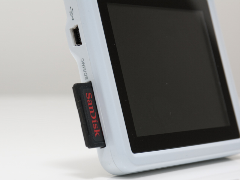 <b>メモリーカードスロットとUSB端子。給電はUSB端子経由。バッテリーは内蔵しない</b>