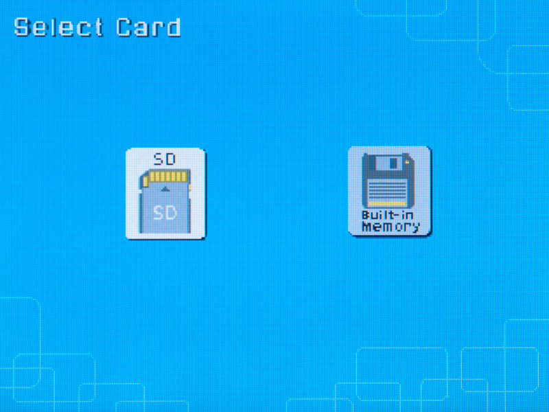 <b>使用メモリー選択画面。SDメモリーカードから内蔵メモリーへのコピーも行なえる</b>