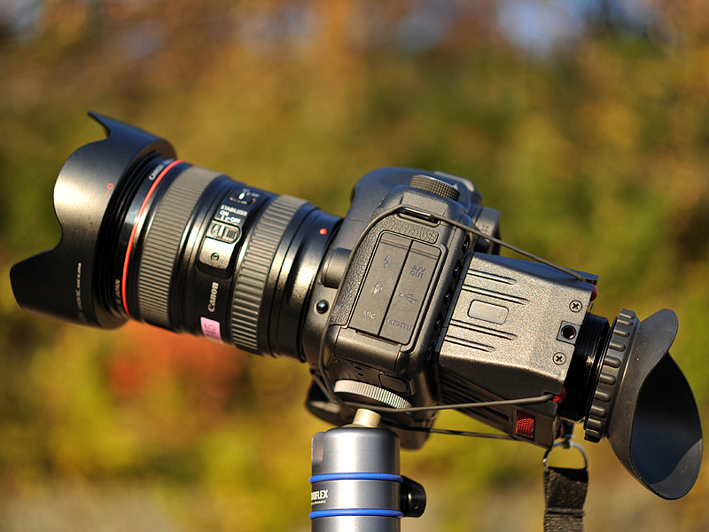 <b>Z-ファインダーをEOS 5D Mark IIに装着したところ</b>