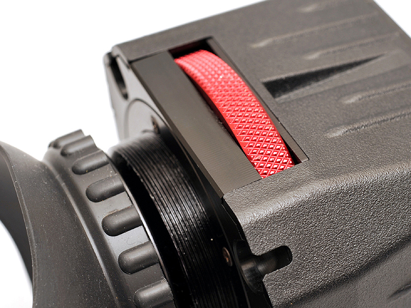 <b>大きめの赤いダイヤルを回すことで、視度調節ができる</b>