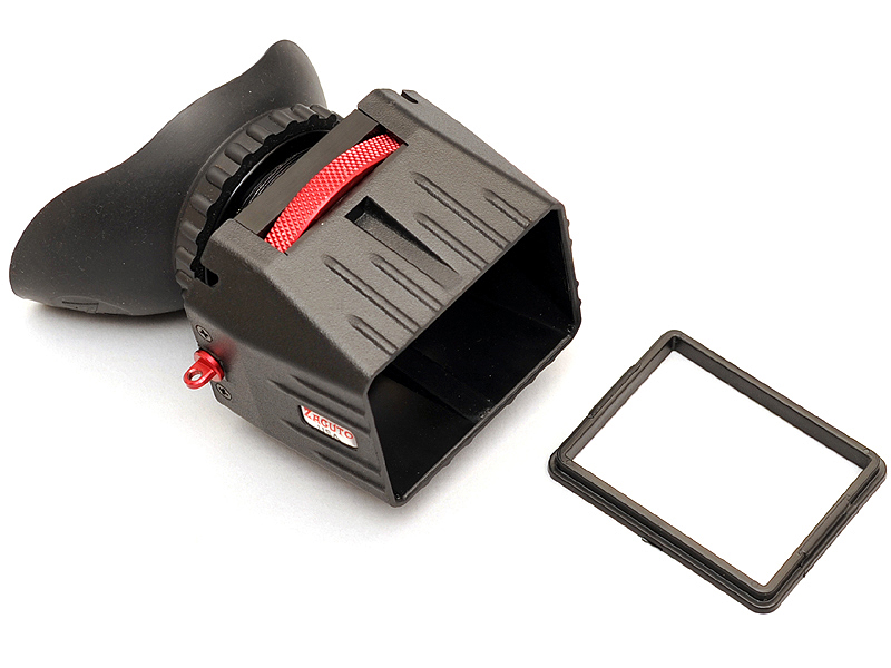 <b>カメラへの取り付けは、取付け枠（右）をあらかじめ液晶モニターに貼付けておく</b>