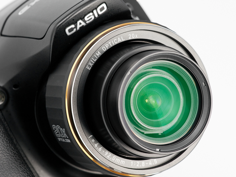 <b>搭載レンズは26〜520mm相当の光学20倍ズーム。開放F値はF2.8〜4.5。前縁のゴールドのリングがEX-FH20との違い</b>