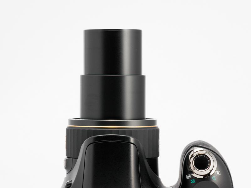 <b>望遠端までズームするとここまで伸びる</b>