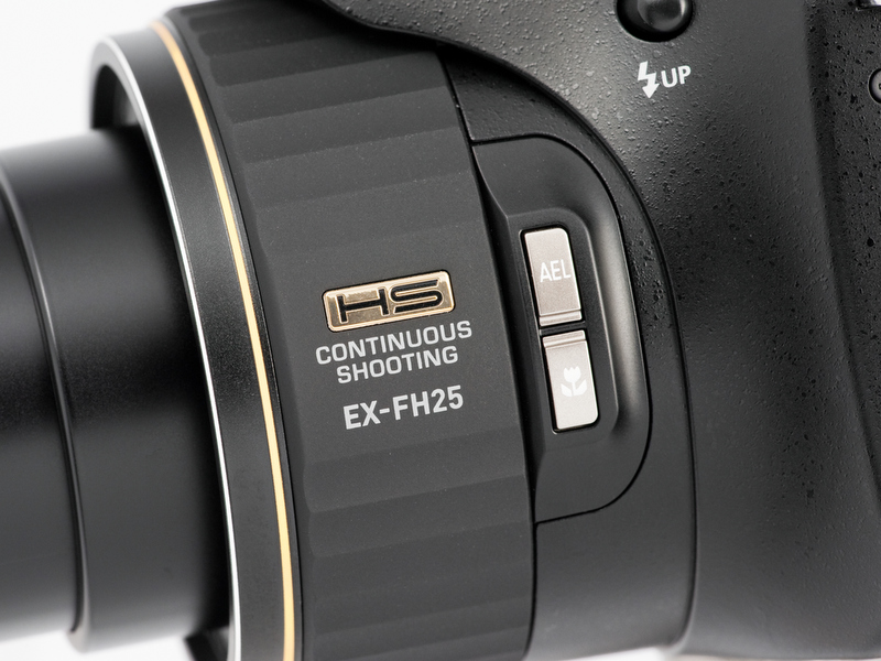 <b>鏡胴側面。「HS」のプレートも新しい。右側のAEロックボタンは、AFロックやダブルロックに機能を変更することも可能だ</b>