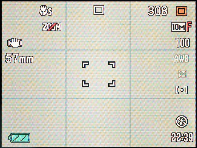 <b>レンズ前1cmまで寄れるスーパーマクロ時の表示。焦点距離は57mm相当に固定され、光学ズームが使えなくなる</b>
