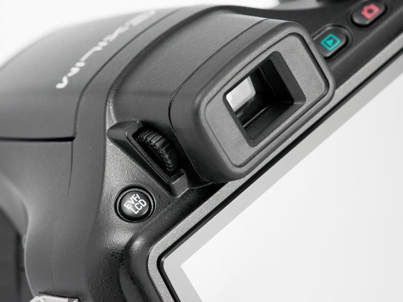 <b>EVF（電子ビューファインダー）は、20.16万ドットの0.2型液晶を採用。左側のボタンを押すと、液晶モニターと交互に切り替わる</b>