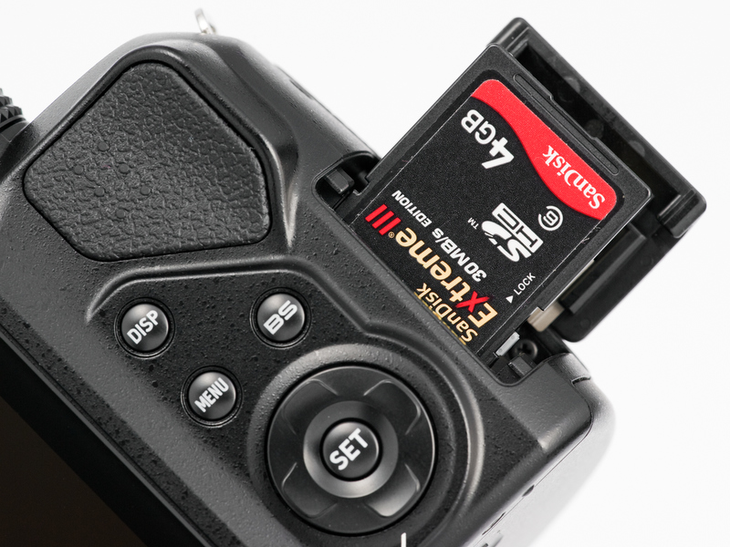 <b>記録メディアはSDHC/SDカード（本当は裏向きに装填する）</b>