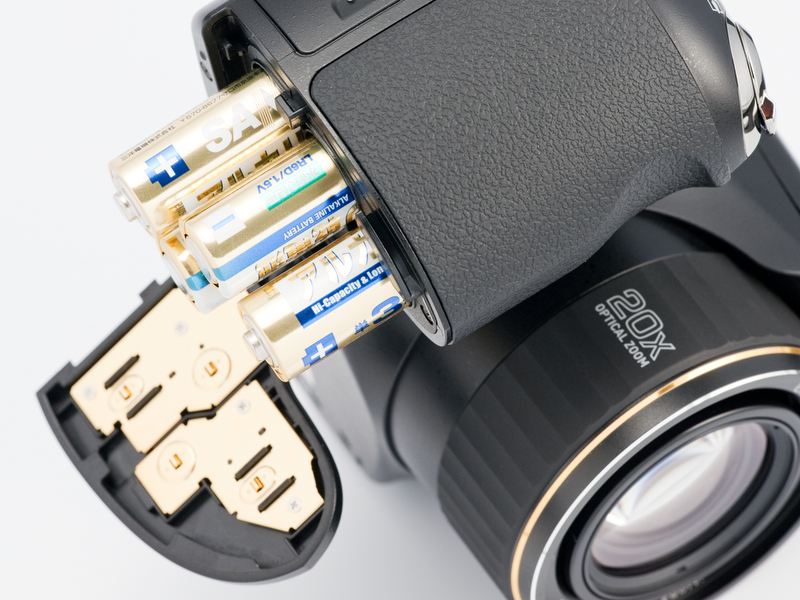 <b>電源は単3形電池×4本。カメラに付属しているアルカリ乾電池だと、CIPA基準で340コマ撮れる</b>
