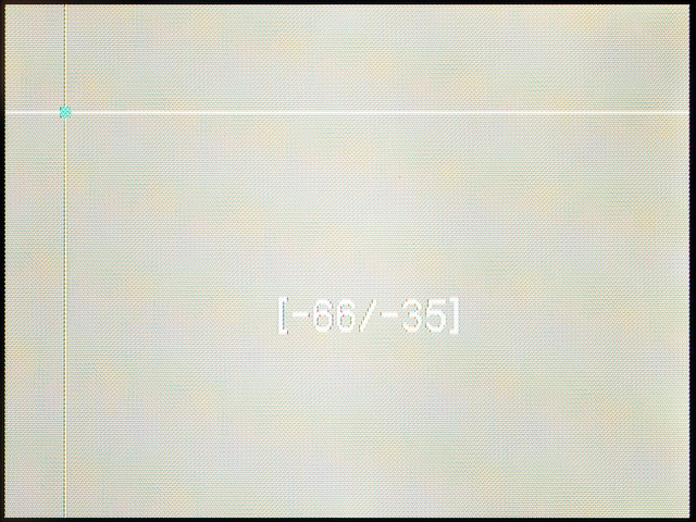 <b>「AFエリア」を「フリー」にすると、測距点の位置を自由に変えられる。画面中心からの距離の目安の数字も表示される</b>