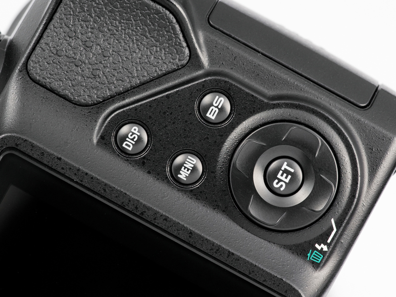 <b>背面の操作部。十字キー右上の「BS」ボタンでBS（ベストショット）を呼び出せる</b>