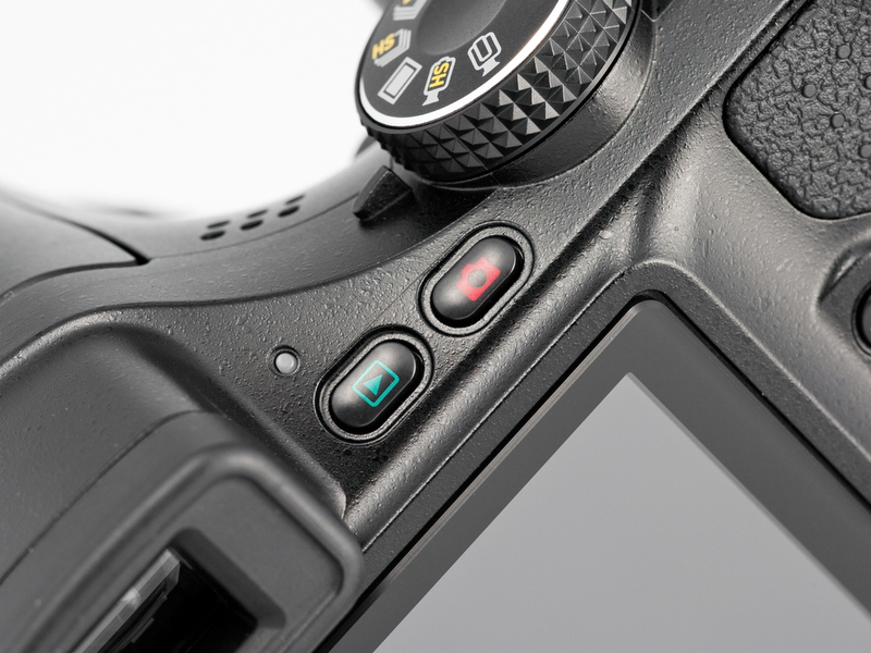 <b>「撮影」、「再生」ボタンはモード切り替えのほか、電源のオンオフにも使用可。再生ボタンで起動時はレンズキャップを付けたままでもOKだ</b>