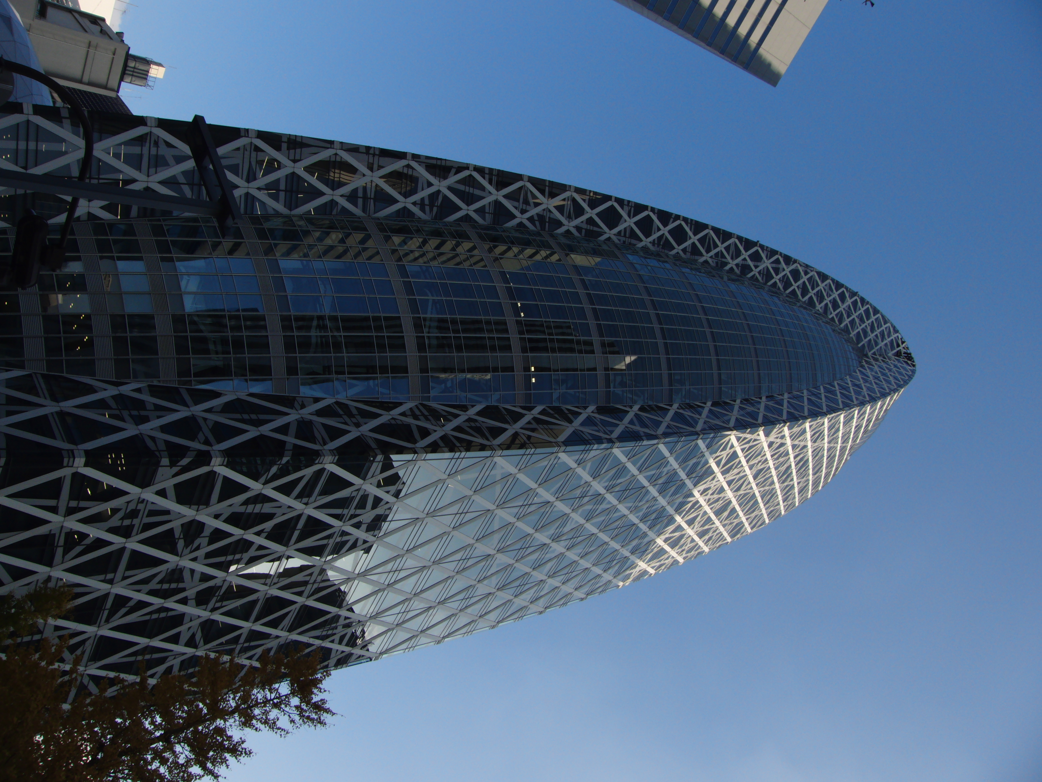 <b>西新宿の新名所（?）。新宿御苑からもよく見える<br>3,648×2,736 / 1/500秒 / F4.4 / -1.3EV / ISO100 / WB:太陽光 / 4.6mm（26mm相当）</b>