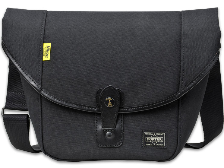 <b>正面のホック部とフラップの縁取りには本革を採用</b>