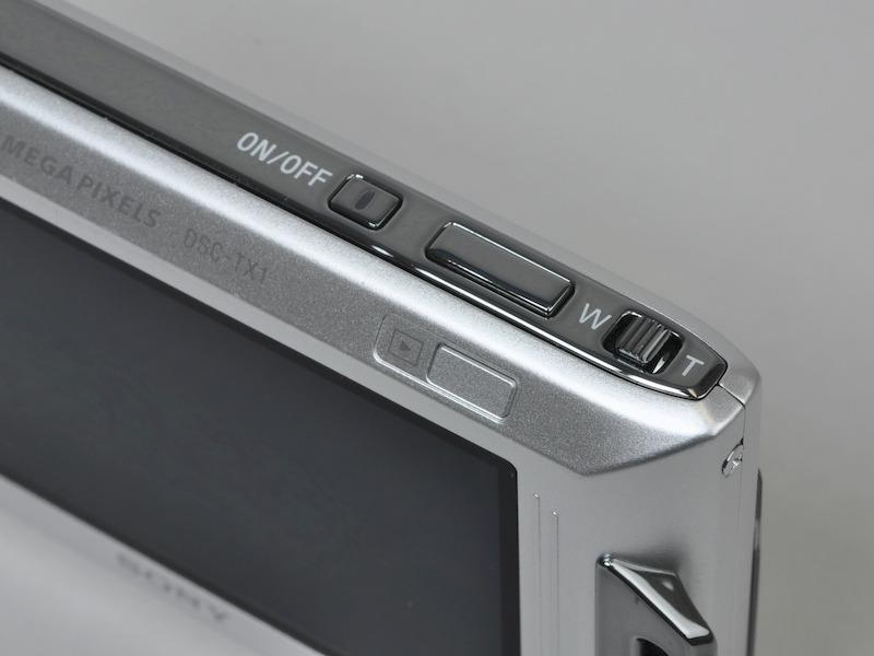 <b>小さなズームレバーだが、操作性は悪くない</b>