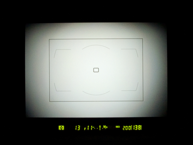 <b>DXフォーマットに切り替えたときのファインダー内。画面に写る範囲を示す枠線が表示される。写らない部分まで見える</b>