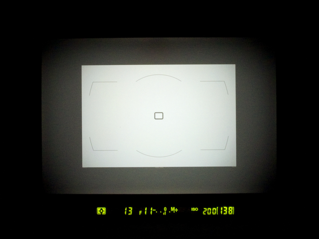 <b>マスク表示にすると、画面に写る範囲にだけ集中しやすくなるのがメリット。ただし、測距点のフレームは暗い場所などでは見づらくなる</b>