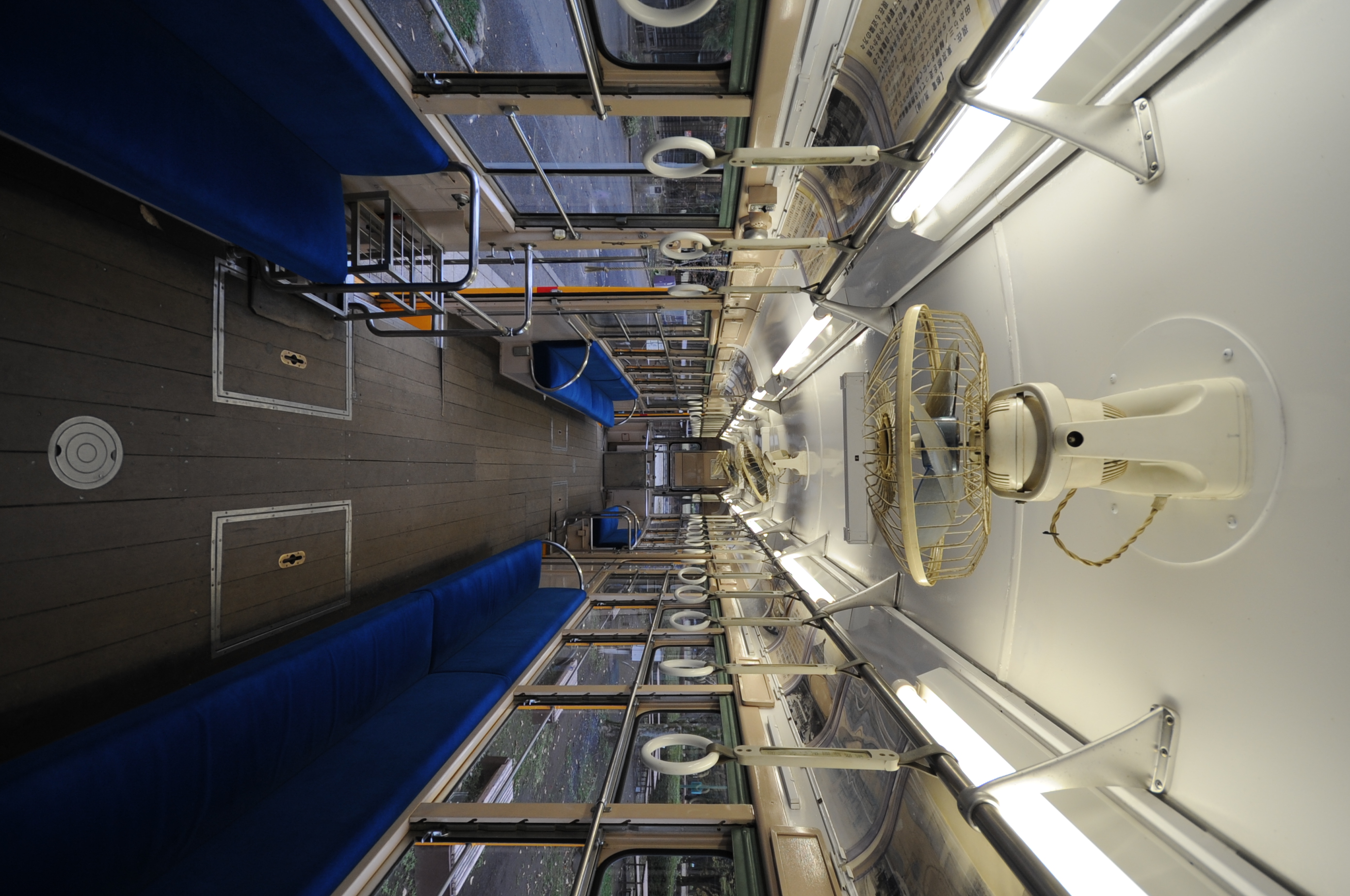 <b>このレンズは同じシグマのFX対応品12-24mm F4.5-5.6 EX DG Aspherical HSMよりも小型軽量。それにフィルターが使える便利さもある<br>D700 / 10-20mm F4-5.6 EX DC HSM / 2,784×1,848 / 1/40秒 / F5.6 / -1.3EV / ISO400 / WB:オート / 10mm（15mm相当）</b>