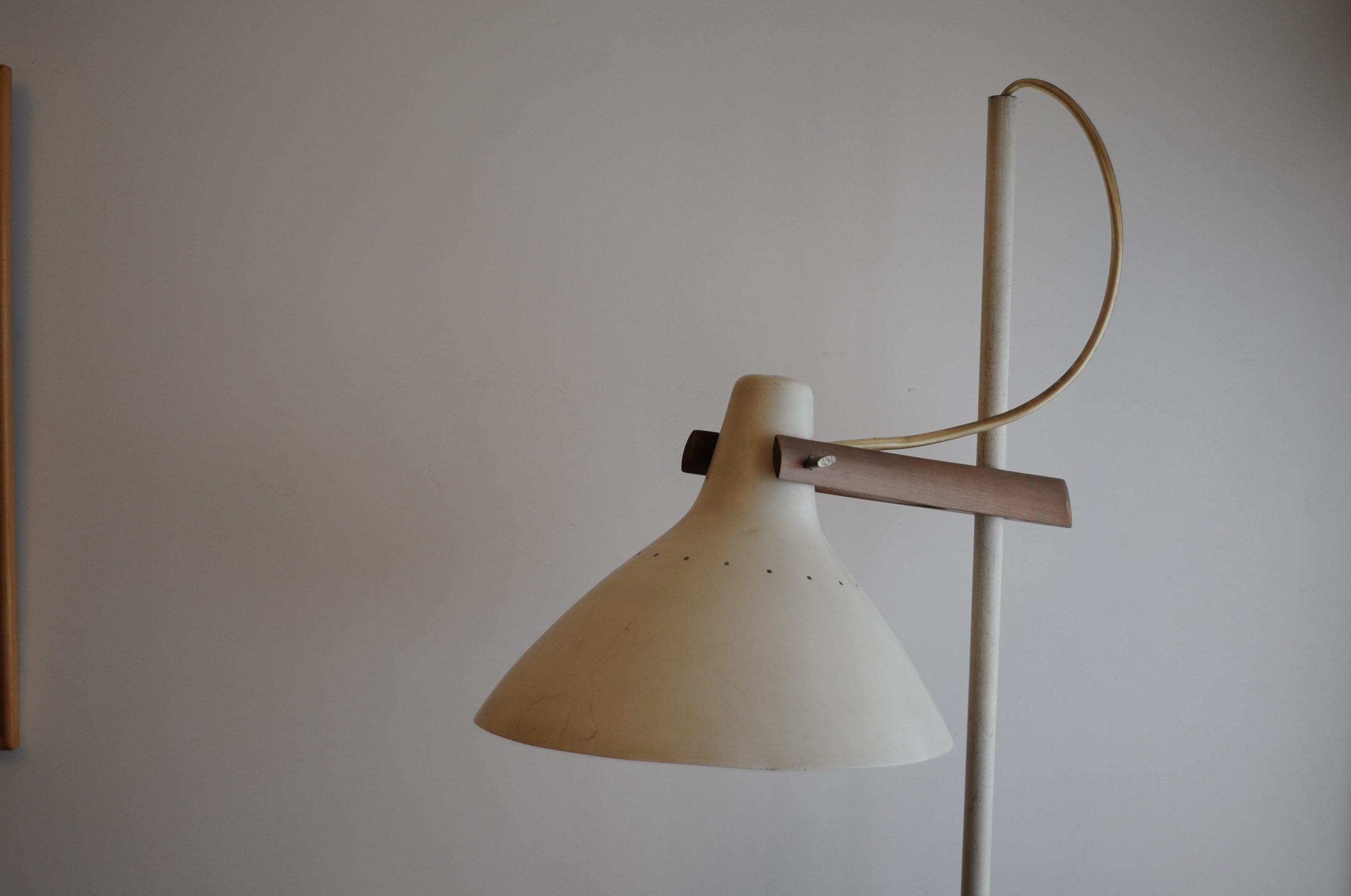 <b>写野外マスク表示でのDXフォーマット時の視野率はそれほどよくはない。画面左端の額はファインダーでは確認できなかったもの<br>D700 / AF-S DX NIKKOR 18-55mm F3.5-5.6 G VR / 2,784×1,848 / 1/20秒 / F4.5 / -0.3EV / ISO200 / WB:オート / 30mm（45mm相当）</b>