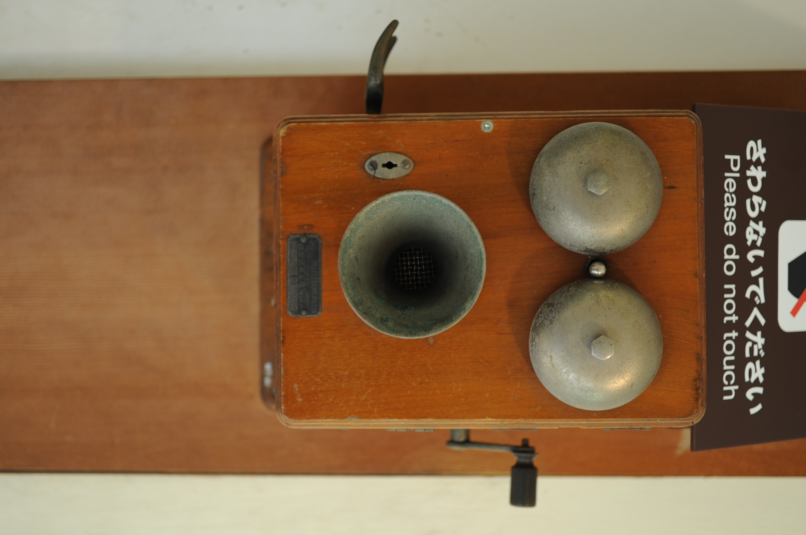 <b>昔の電話機（沖電気と書かれてる）だが、受話器はどこへ行ったんだろうか<br>D700 / AT-X M35 PRO DX / 2,784×1,848 / 1/40秒 / F3 / -0.7EV / ISO400 / WB:オート / 35mm（52.5mm相当）</b>