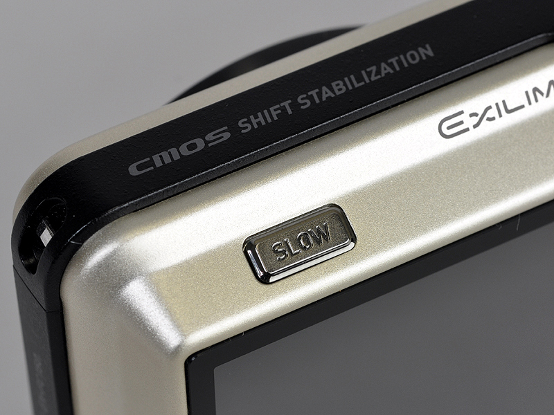 <b>SLOWボタンを押すと、液晶モニターにスロー映像が表示されそれを見ながら落ち着いてシャッターを押すことができる。</b>