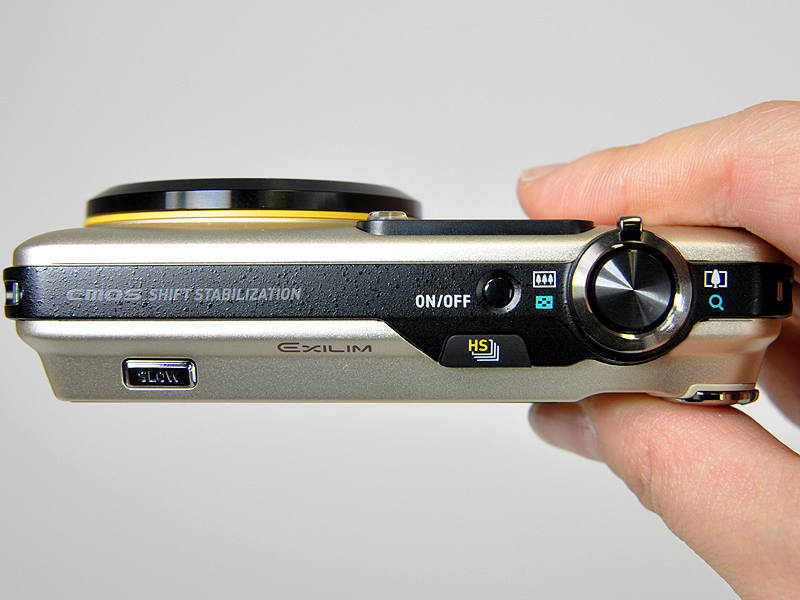 <b>5倍ズームとあって、レンズ部分が盛り上がっているが持ち歩くのに不便はない</b>