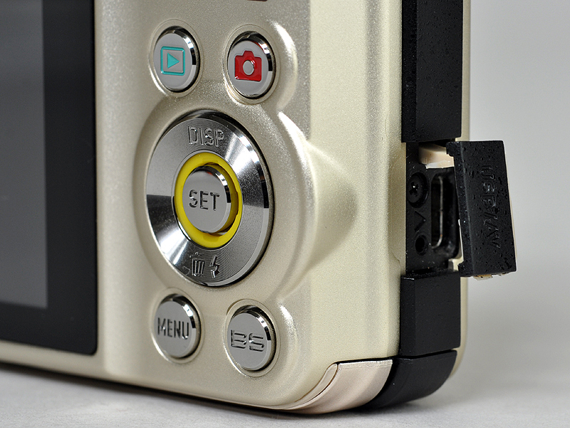 <b>本体側面にUSB/AV出力端子を搭載</b>