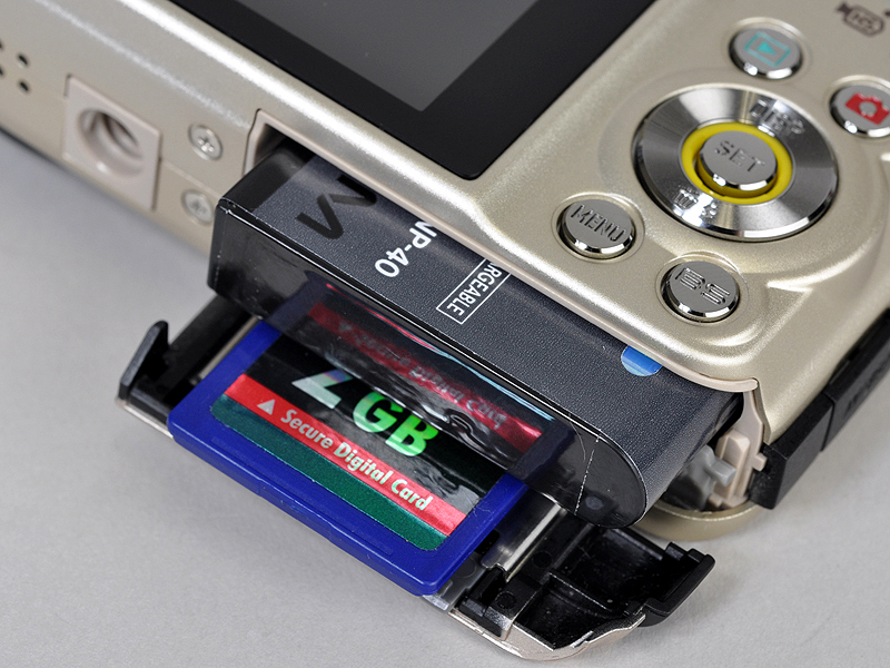 <b>バッテリーと記録メディアスロット</b>