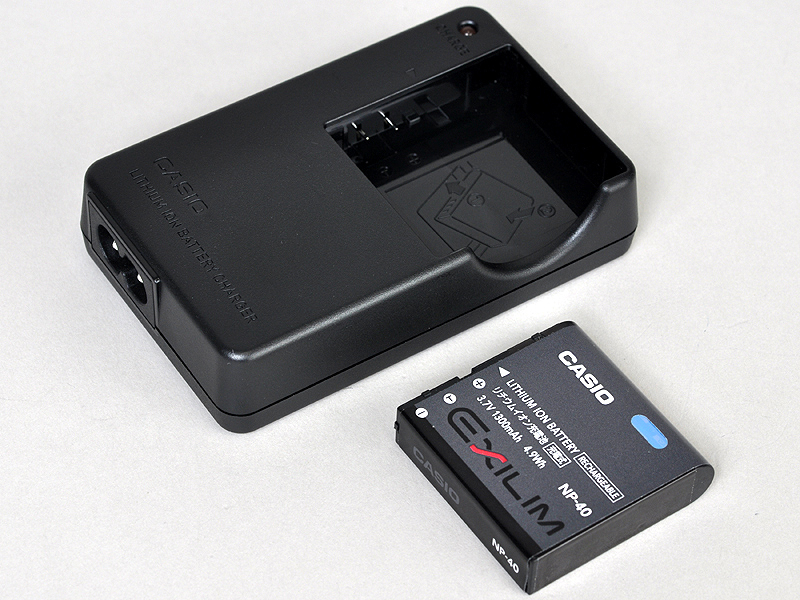 <b>付属の充電器とバッテリー</b>