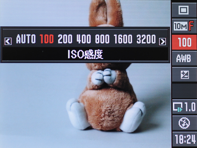 <b>裏面照射型CMOSセンサーを使用しているが、ベース感度はISO100だ。最高感度はISO1600から3200に向上した</b>