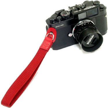 <b>ハンドストラップK（1,890円）レッドの装着例</b>