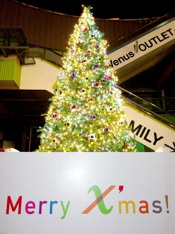 <b>高さ5mのクリスマスツリーをよく見ると、色とりどりのK-xがつり下げられている</b>