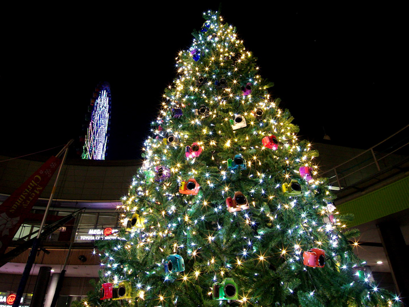 <b>高さ5mのクリスマスツリーをよく見ると、色とりどりのK-xがつり下げられている</b>