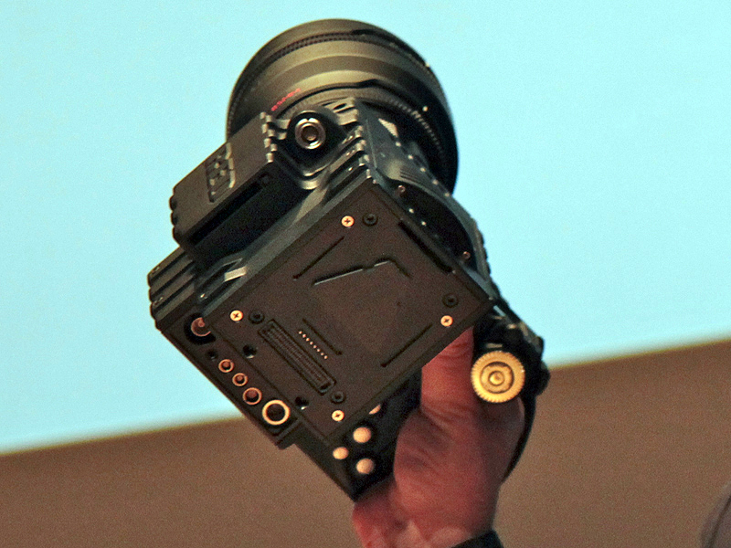 <b>デジタル一眼レフカメラのように、片手で持つことができる</b>