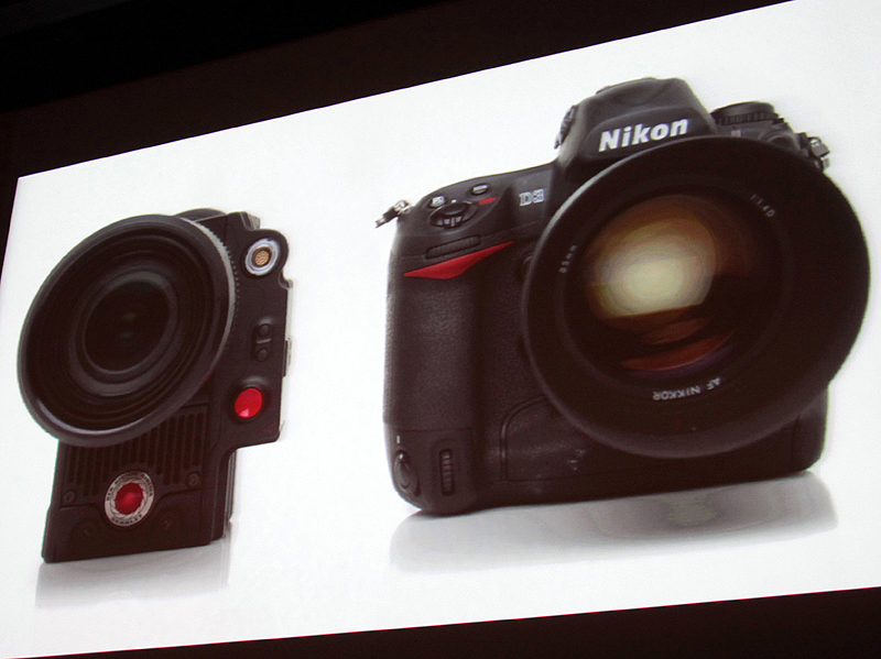 <b>既存のデジタル一眼レフカメラより小型な点をアピール</b>