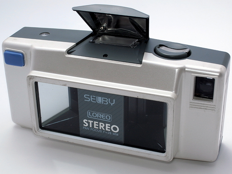 <b>ぼくが1990年ごろ愛用していたステレオカメラ「LOREO STEREO」。2個のレンズをミラーで屈折させ、ステレオベース（レンズの間隔）を広げる構造を採用。内蔵ストロボもミラーによる反射式で、カメラとしてもユニークだ。35mmフィルム使用で、絞りもシャッター速度も固定の簡単スペックだ</b>