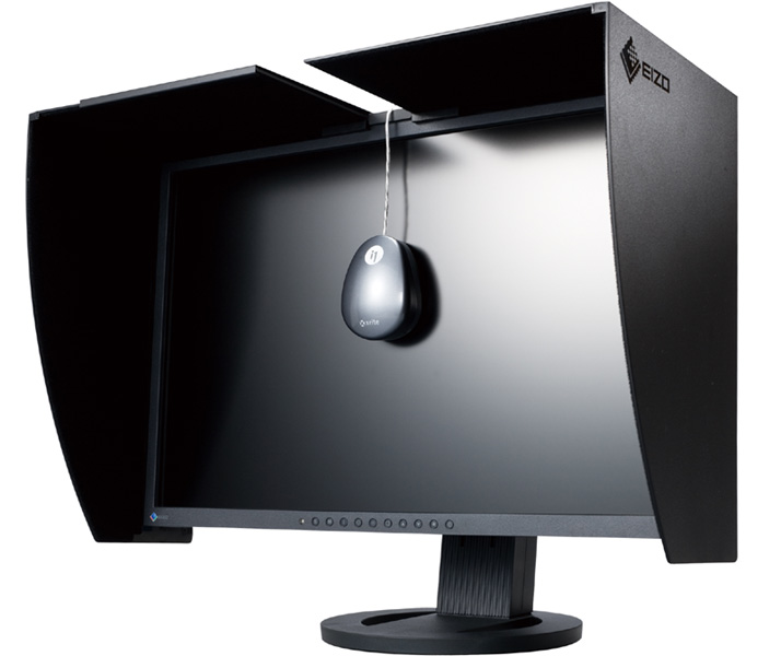 <b>同梱の遮光フードと、キャリブレーションセンサー同梱モデルに含まれるセンサー</b>