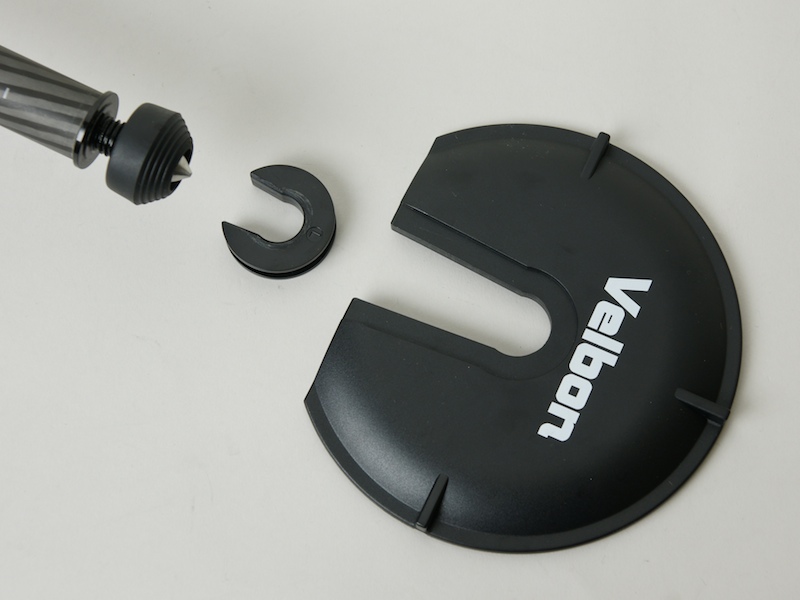 <b>これがスノーシュー（右）とそのアダプター</b>