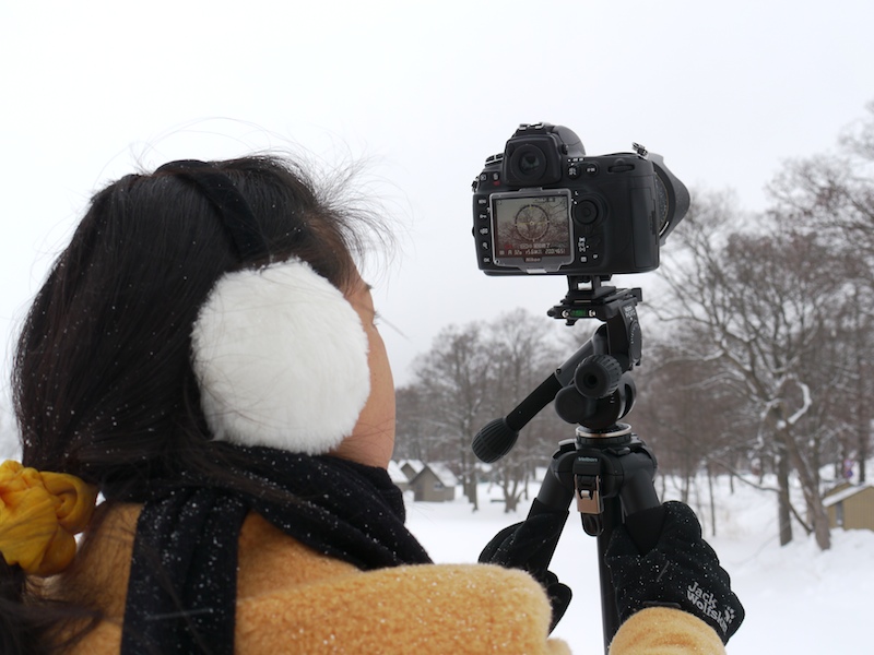 <b>目線より高い位置にカメラが来ても、ライブビュー+三脚なら撮影できる</b>