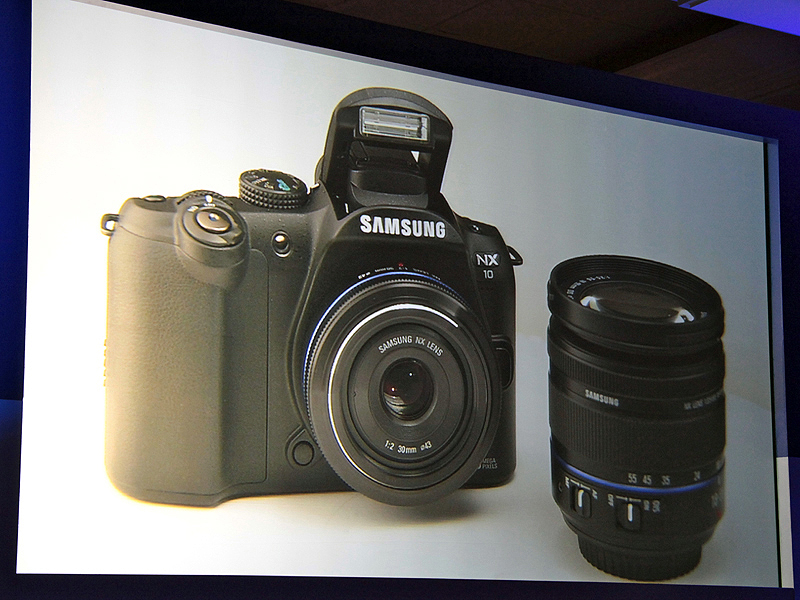 <b>CES2010開幕前日にプレスカンファレンスでNX10を発表した</b>