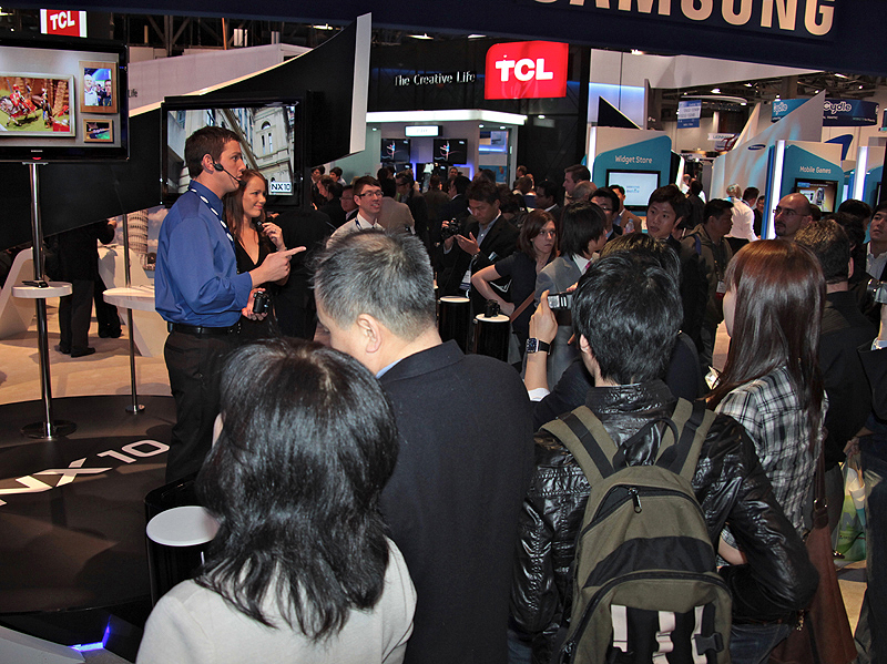 <b>NX10のコーナーには多くの来場者が詰めかけた</b>