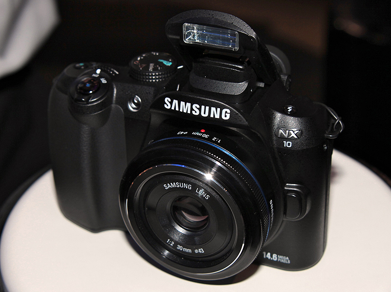 <b>ポップアップストロボを内蔵する</b>