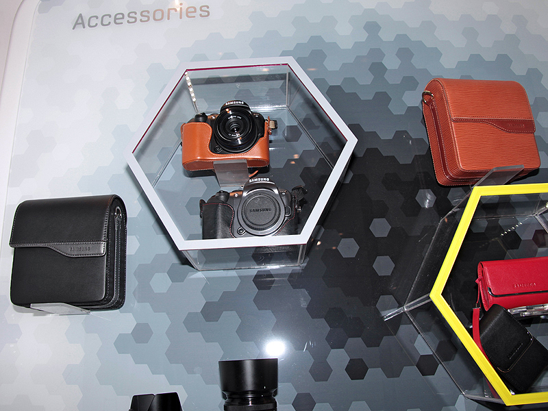 <b>ジャケットやケースなどのアクセサリーも用意する</b>