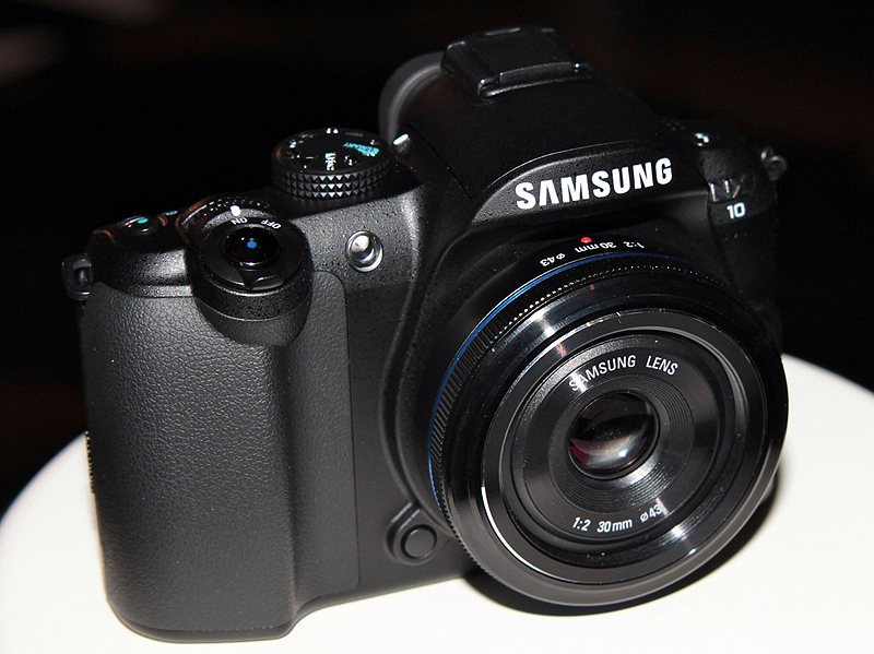 <b>SAMSUNG LENS 30mm F2を装着したところ</b>