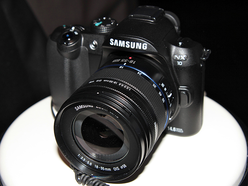 <b>SAMSUNG ZOOM LENS 18－55mm F3.5-5.6 OISを装着したところ</b>