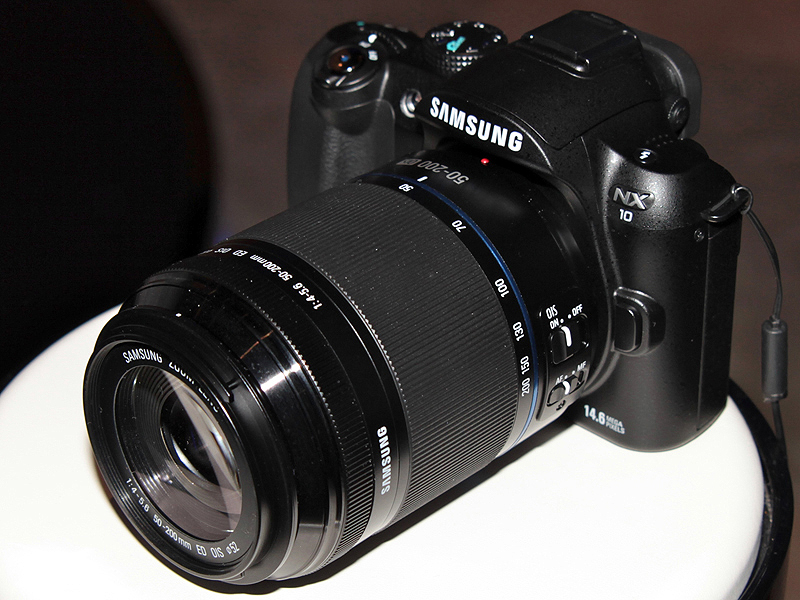 <b>SAMSUNG ZOOM LENS 50-200mm F4-5.6 ED OISを装着したところ</b>